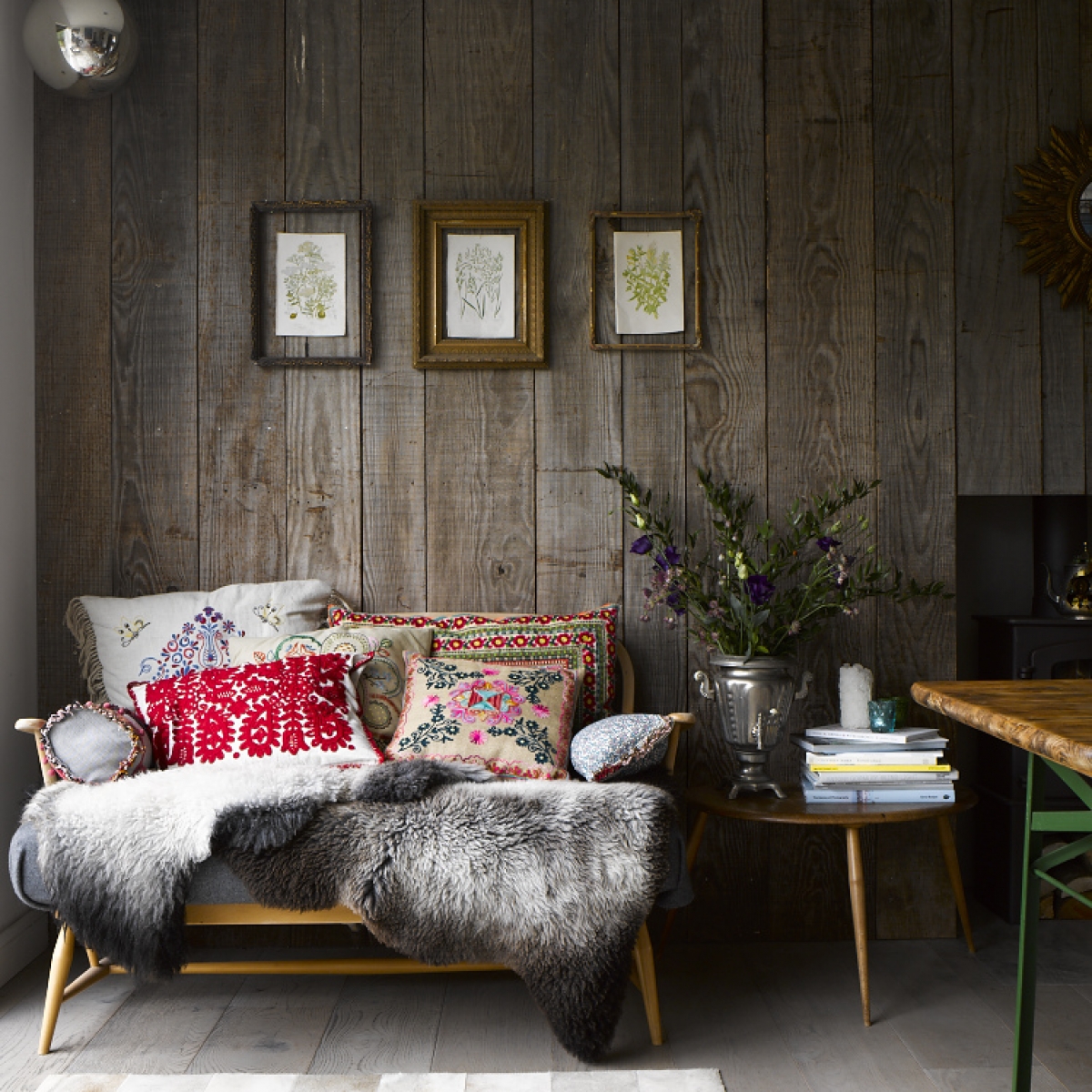 The autumn oersonality loves cosy spaces with wood wall cladding, animal skins and retro furniture, as well as tribal ethinic textiles. Home belongs to designer Oliver Heath, Image from Emiy Henson
