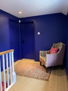 Interior designer Sophie Robinson shows how to decorate walls, woodwork, skirting, doors and architrave. by painting your wall and wood work the same colour you create a more spacious and modern look