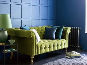 Knowing what colour works with what is a skill Sophie Robinson has honed over the years. Here she shares tips on colour combining and using the colour wheel as a tool. Traditionally blue and green would not be used together but the velvet green sofa works really well against the blue panelled wall. #sophierobinson #colourcombining #colourwheel