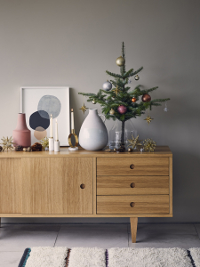 Interior Designer Sophie Robinson shows how to create a colourful Christmas in collaboration with Habitat. She created three key looks including Scandi, shown here, a paired back yet sophisticated look featuring textures, warm wood tones and gold decorations. #scandiChristmas #sophierobinson